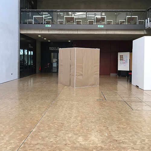 The box of two by two meters where the one on one performance takes place